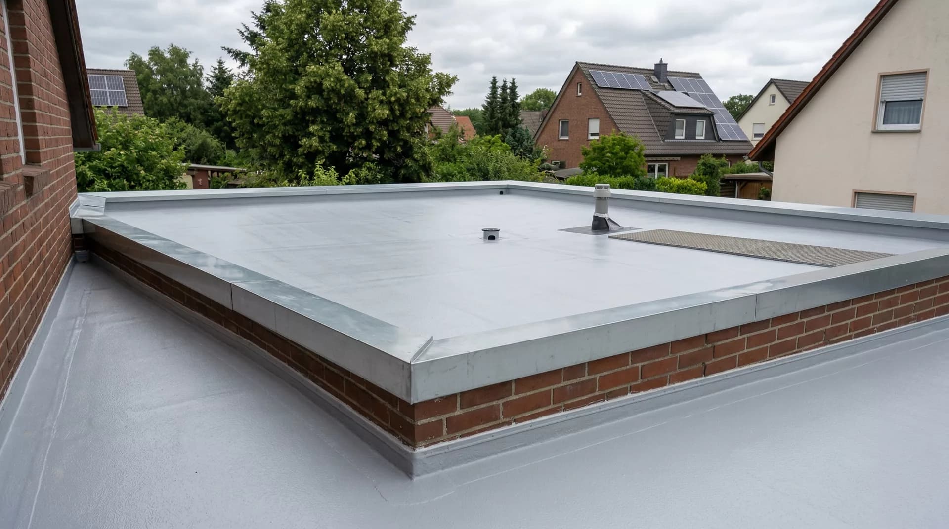 Fertig abgedichtetes Flachdach mit Flüssigkunststoff